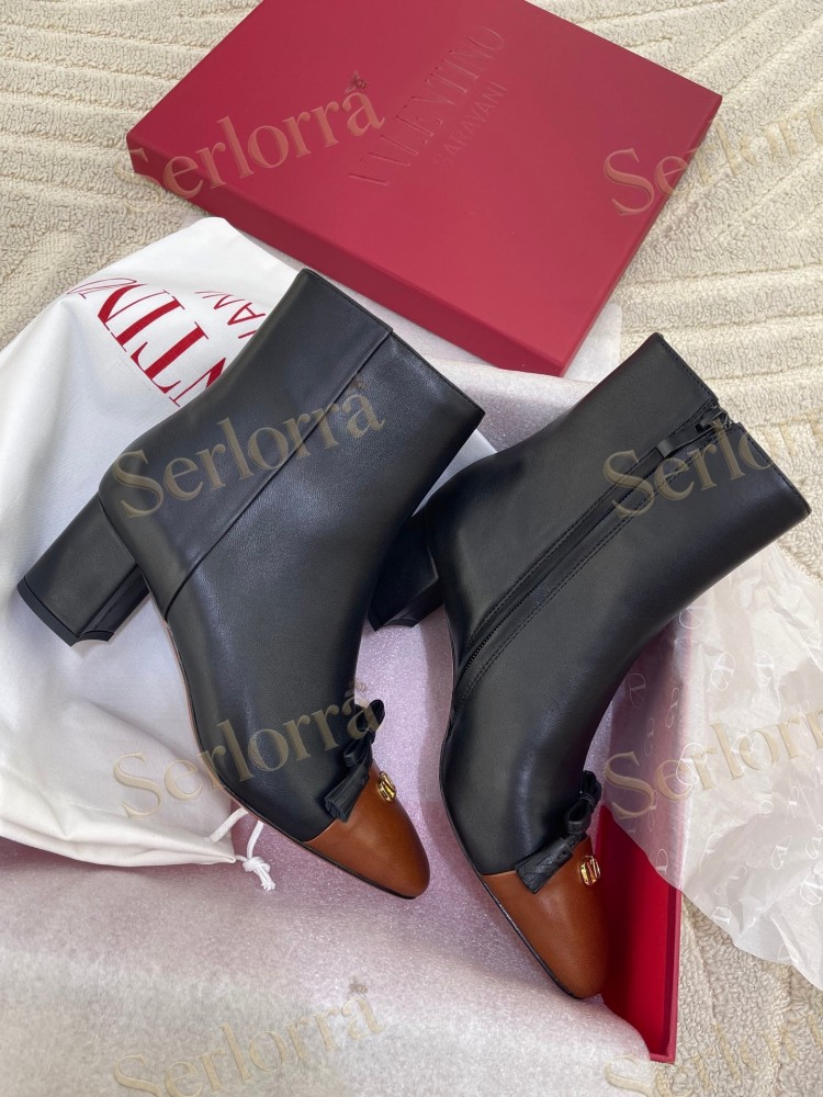 VALENTINO GARAVANI TWO‑TONE LEATHER BOW V‑LOGO BLOCK‑HEEL ANKLE BOOTS