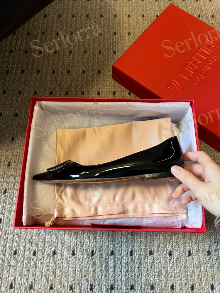 VALENTINO GARAVANI VLOGO POINT-TOE FLATS