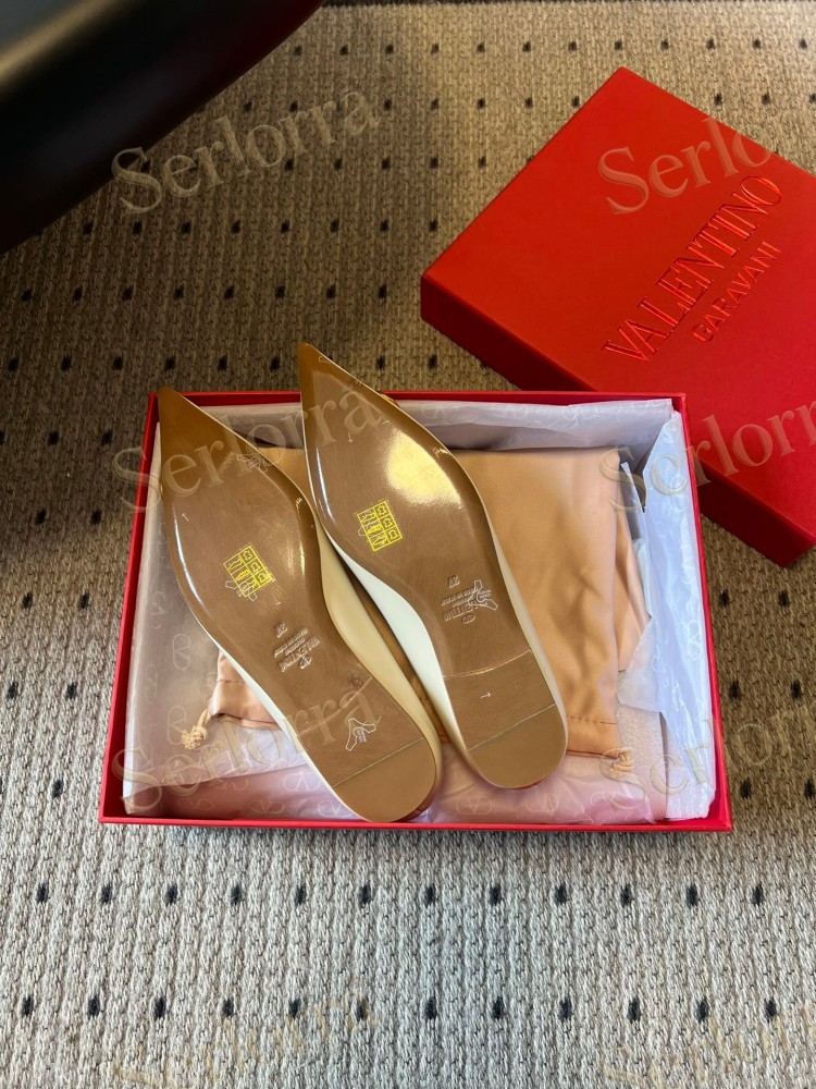 VALENTINO GARAVANI VLOGO POINT-TOE FLATS