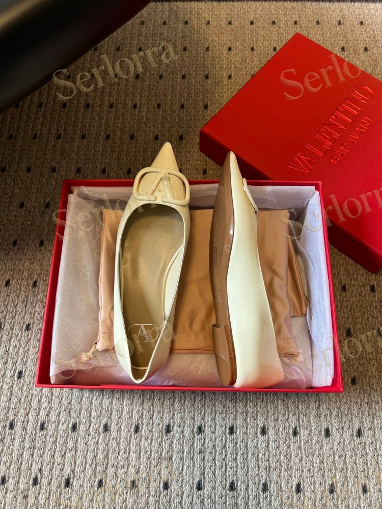 VALENTINO GARAVANI VLOGO POINT-TOE FLATS