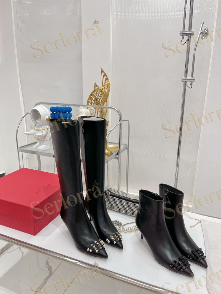 VALENTINO GARAVANI ROCKSTUD POINTED-TOE ANKLE BOOTS