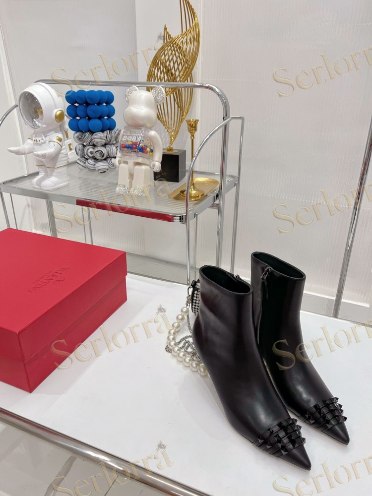 VALENTINO GARAVANI ROCKSTUD POINTED-TOE ANKLE BOOTS