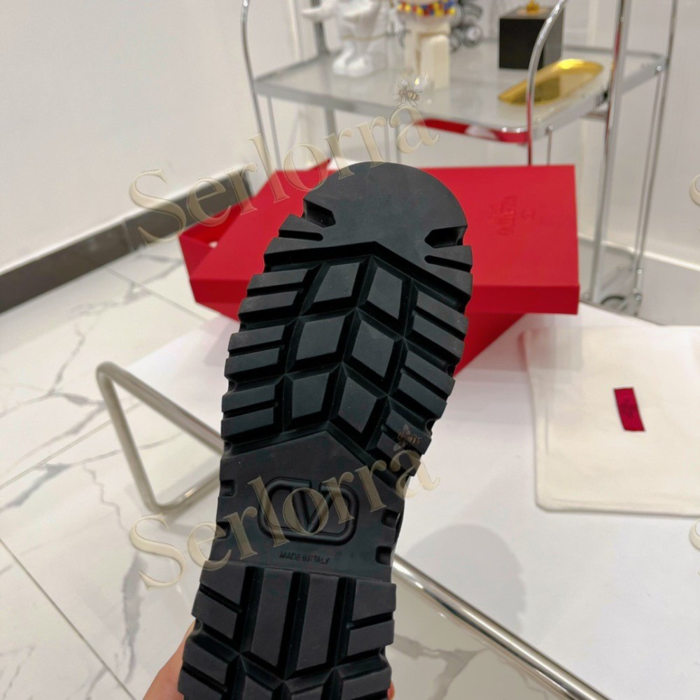 VALENTINO GARAVANI ROCKSTUD POINTED-TOE ANKLE BOOTS