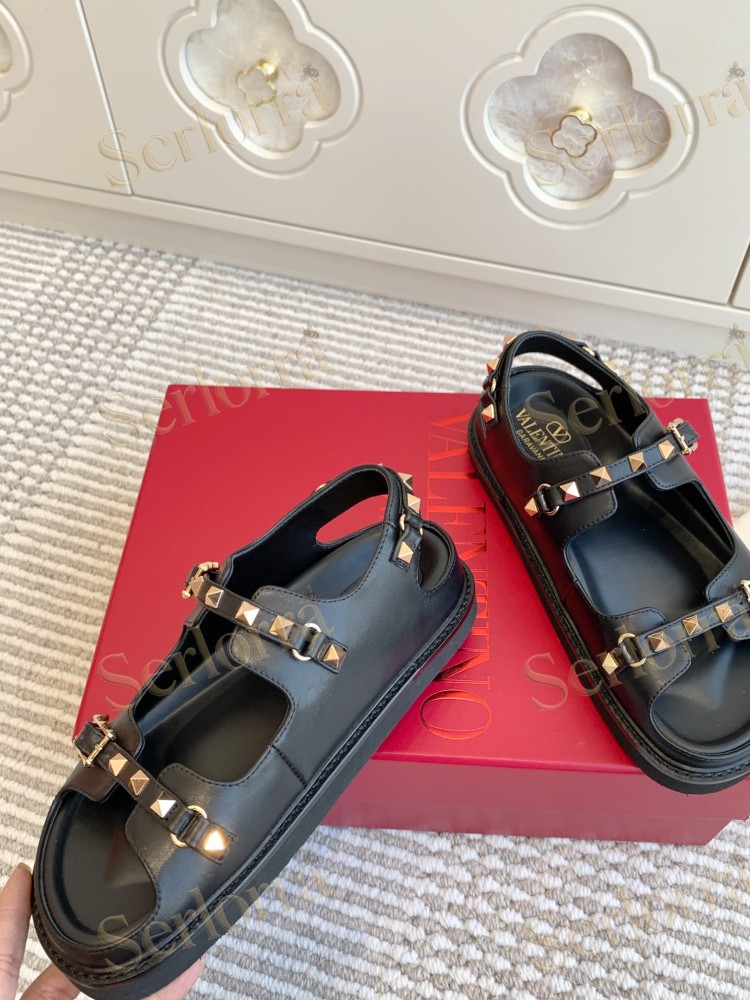 VALENTINO GARAVANI ROCKSTUD FLAT SANDALS