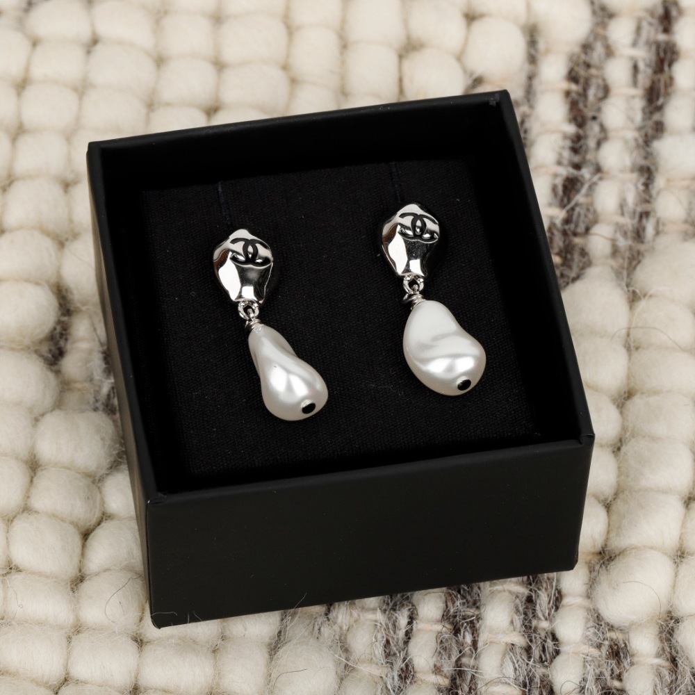 CHANEL CC LOGO BAROQUE PEARL DROP EARRINGS