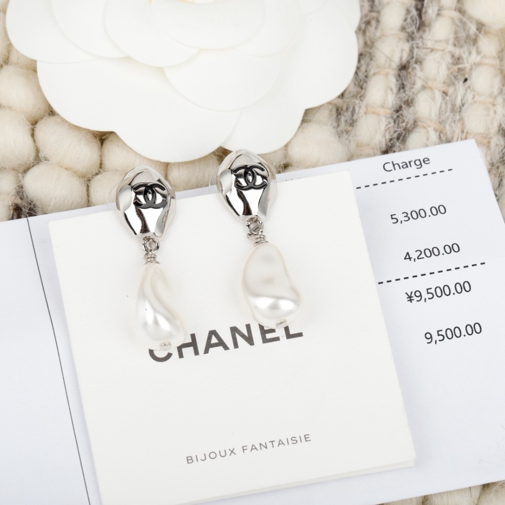 CHANEL CC LOGO BAROQUE PEARL DROP EARRINGS