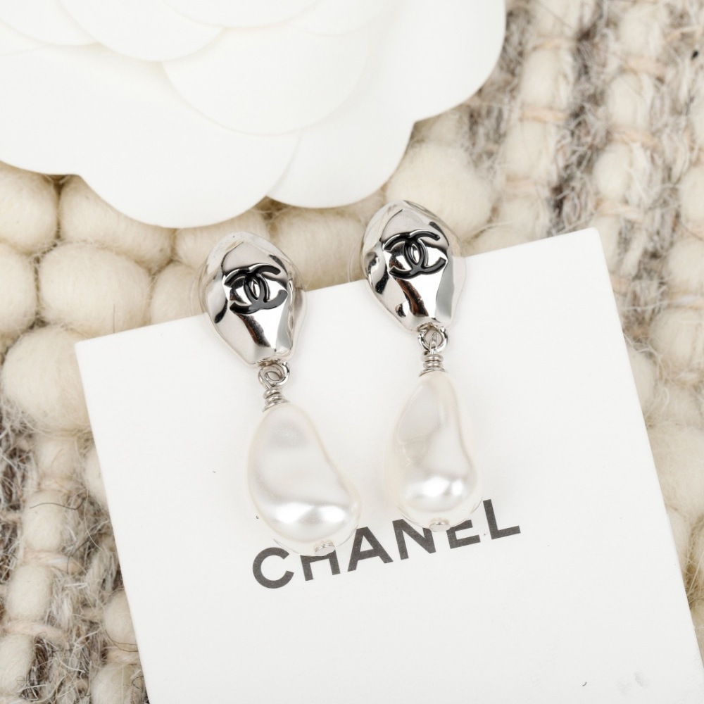 CHANEL CC LOGO BAROQUE PEARL DROP EARRINGS