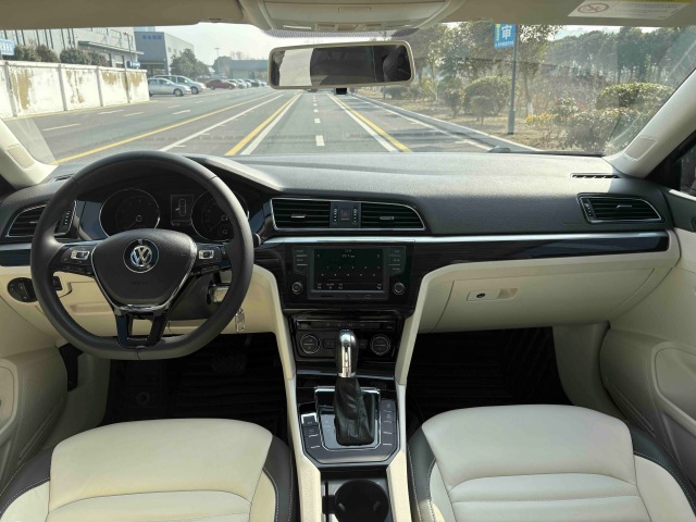 2017 Volkswagen Lamando 280TSI DSG | 107700KM Gold/Beige Used Sedan For Export