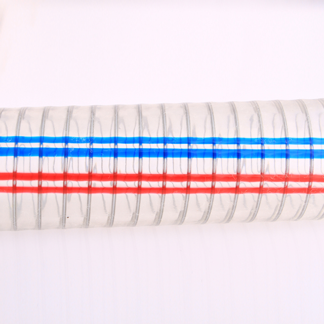 Mangueira de PVC reforçada com fibra de aço e fio espiral.