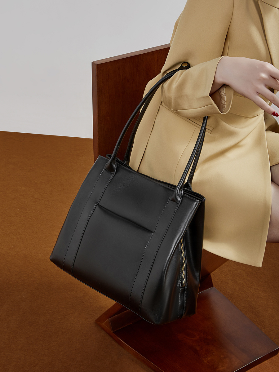 Wholesale Cowhide Large Capacity Retro Tote Bag Manufacturer | Custom Women's Commuter Shoulder Bag | Louis Bags