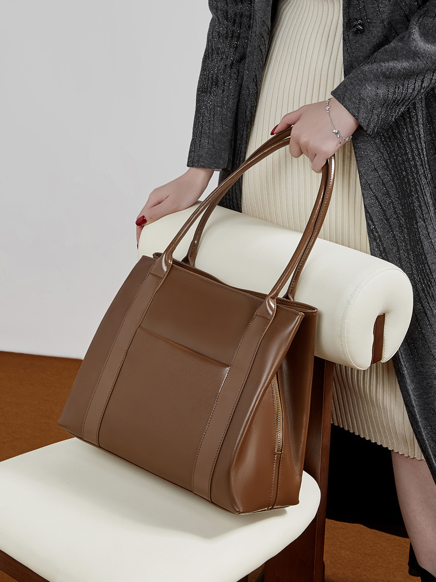Wholesale Cowhide Large Capacity Retro Tote Bag Manufacturer | Custom Women's Commuter Shoulder Bag | Louis Bags