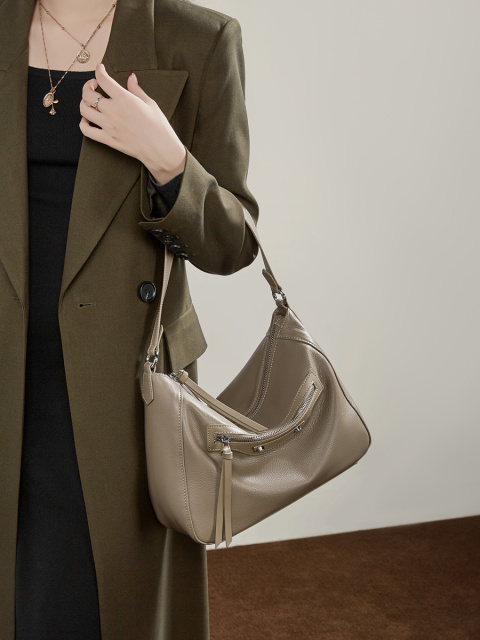 Wholesale Korean Version Large Capacity Shoulder Bag Manufacturer | Custom Versatile Underarm Crossbody Bag | Louis Bags
