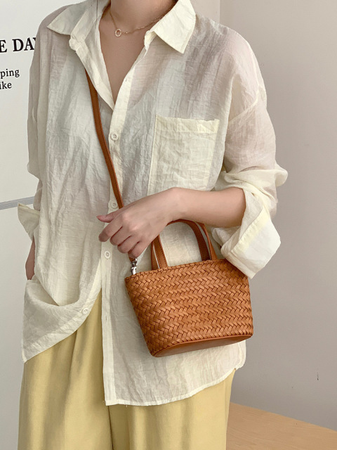 Custom Handmade Woven Leather Bucket Bag 2026 New Women's Genuine Leather Shoulder Bag for Vacation OEM ODM