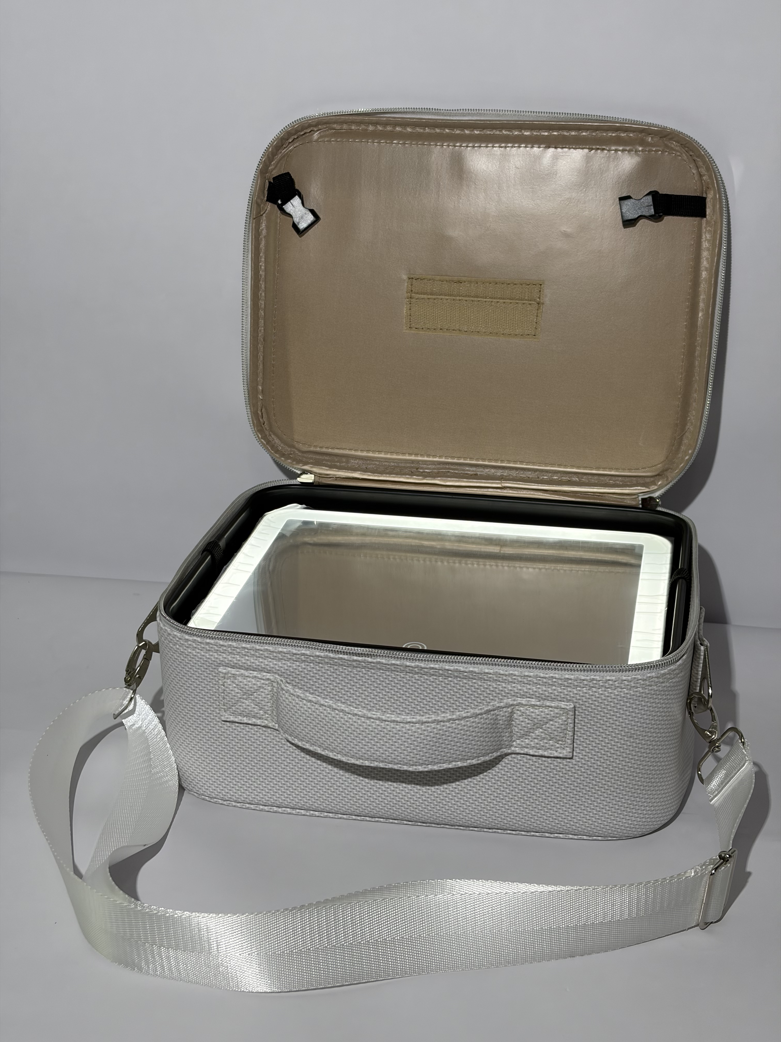 2026 New Travel Makeup Case with 3-Color LED Mirror | Food-Grade Silicone Waterproof Cosmetic Organizer
