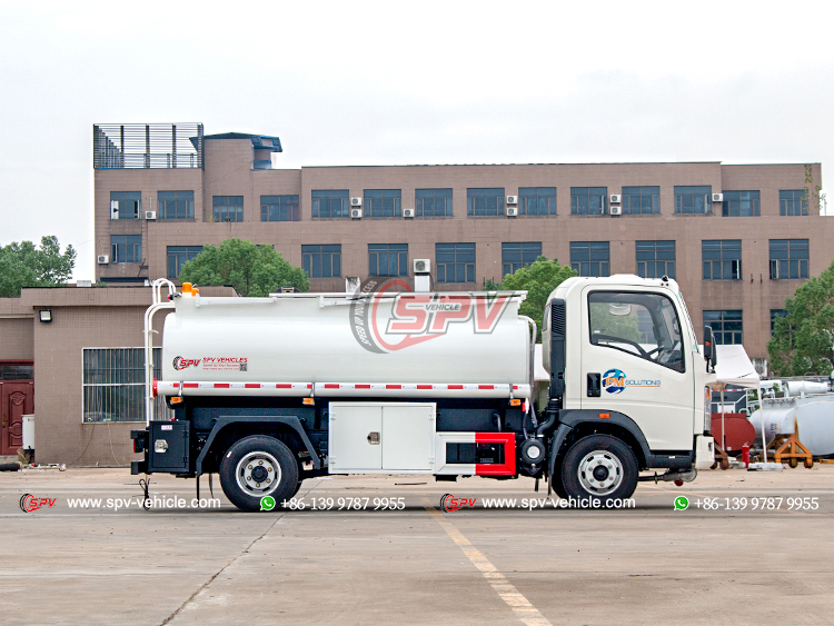 HOWO Fuel Hauling Bowser-Right