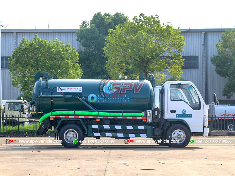 ISUZU 4,000 Litres Sewage Collection Truck - Right 