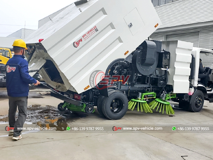 JMC Urban Road Sweeper - Tank Lifting