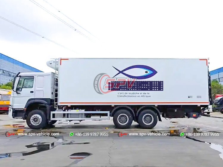 Howo 6X4 Fresh Logistics Van Truck - Right