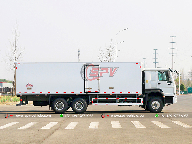 SINOTRUK 6x4 Insulate Van Truck - Right