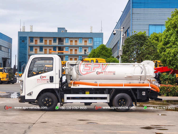 JMC 1,000 Litres Cesspool Cheaning Truck-Left Side