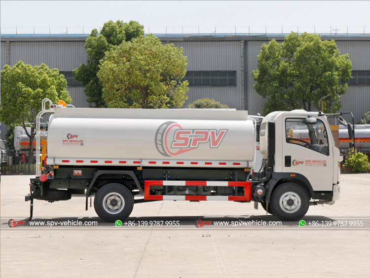 HOWO 6 Wheels Refueling Truck - Right Side