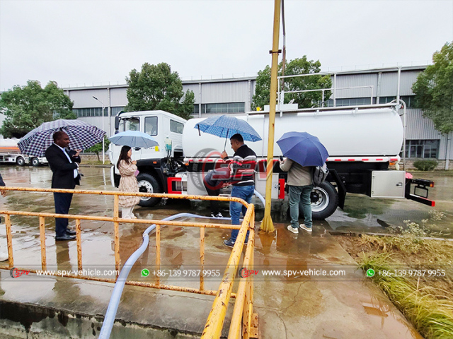 SINOTRUK 10,000L Chemical Tank Truck