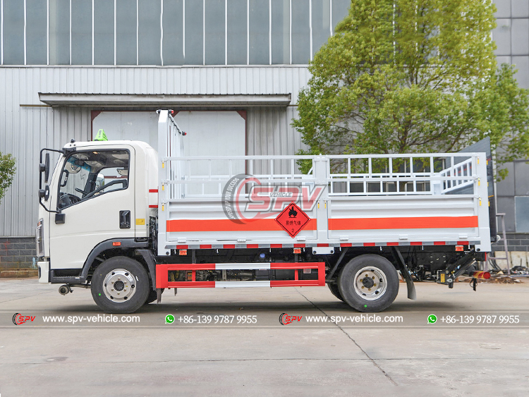 LPG Cylinder Transport Cargo Truck HOWO - Left