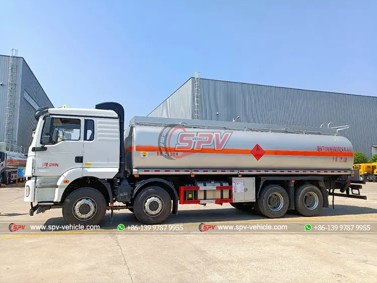 SHACMAN 8x4 Heavy-duty Highway Fuel Truck - Left