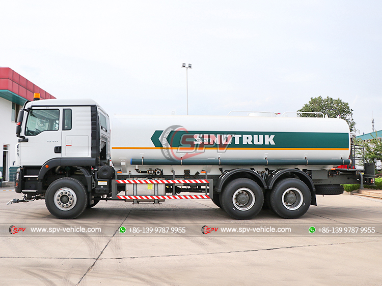 SINOTRUK 3 Axles Watering Truck - Left