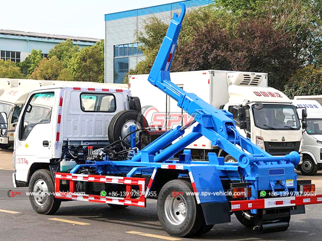 ISUZU 4 CBM Hook Arm Rubbish Truck