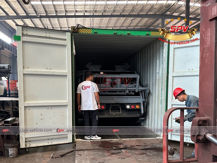 12 CBM Garbage Compactor Body Loading Into Container
