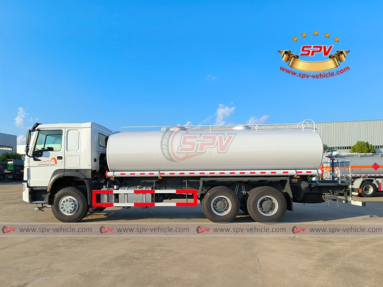20,000 Litres Water Spraying Truck Sinotruk to Mongolia