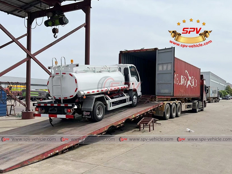 4,000 Litres Fuel Tank Truck ISUZU Loading Into Container