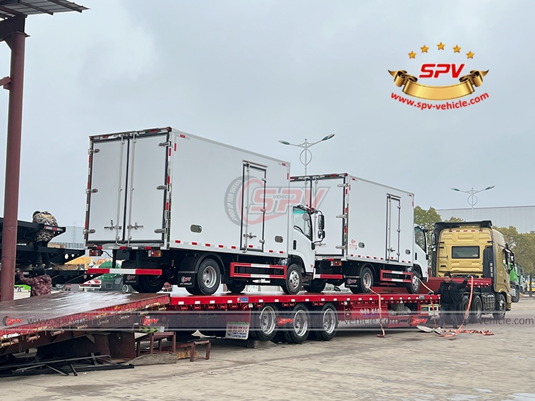 4 Tons Chiller Truck ISUZU - Loading on The Flatbed Trailer
