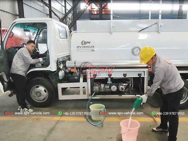 ISUZU 100P Fuel Tank Truck - Pumping Fuel Test