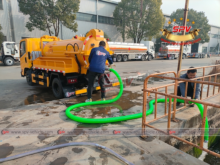 JMC 2,000 Liters Sewage Disposal Truck - Discharging Water Test