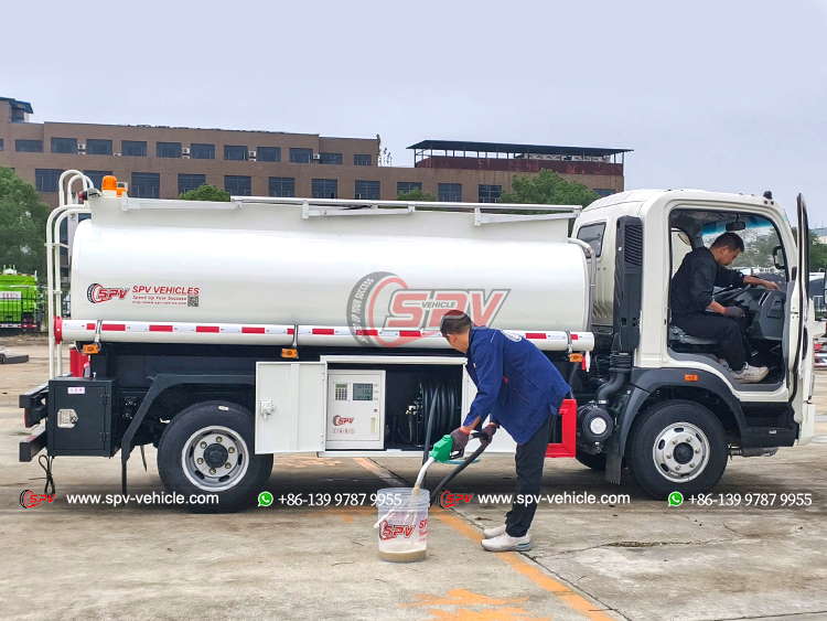 Sinotruk RHD Refueling Truck - Pumping Fuel Test