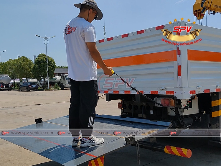 Hydraulic Tailgate Lifting Test of Cargo Crane Truck