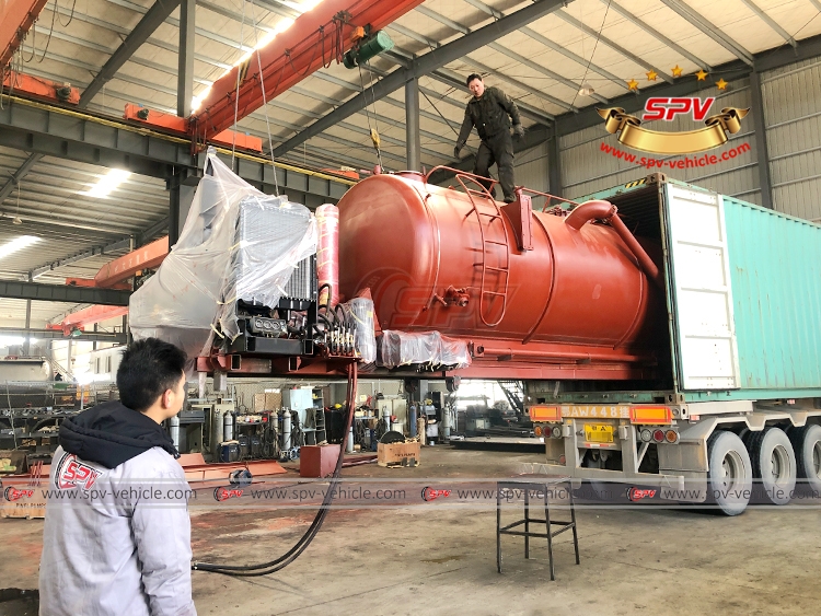13,500 Litres Sewage Vaccum Tank Loading into Container