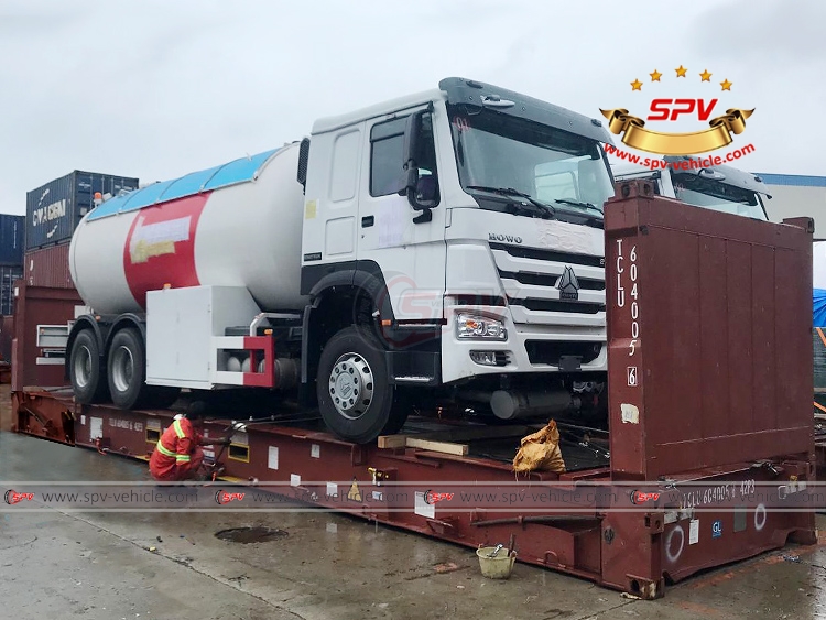 2 Units of  LPG Dispensing Truck SINOTRUK - Loading into FR