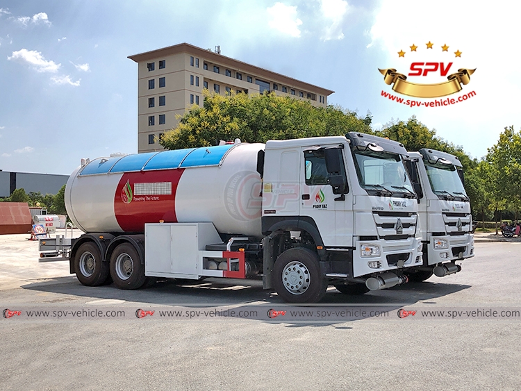 SINOTRUK 6x4 LPG Transport Truck &nbsp;- Front Right