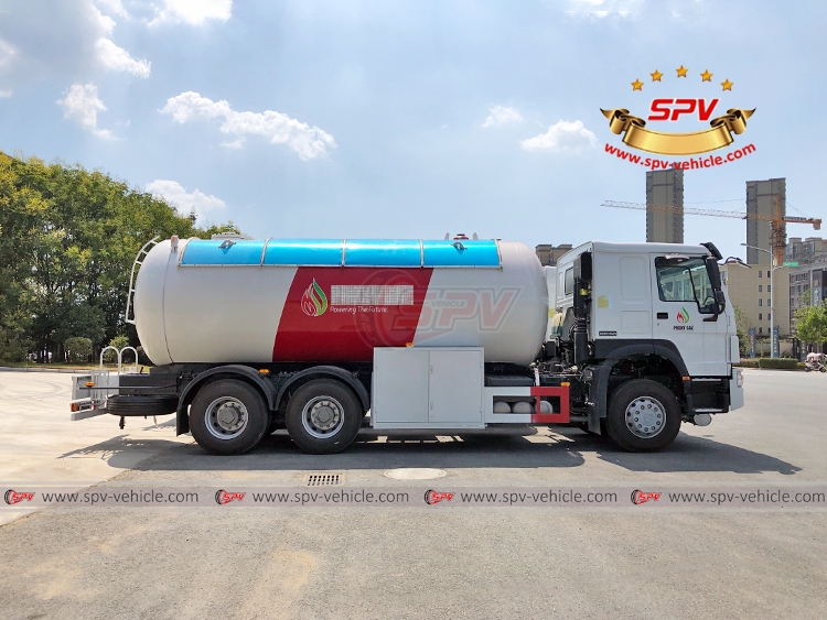 SINOTRUK Heavy-duty LPG Distribution Truck - Right