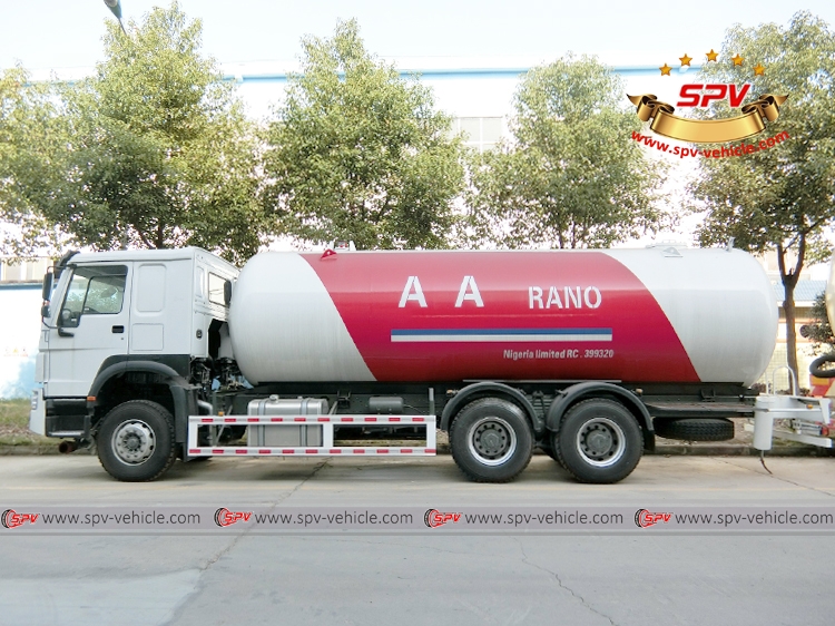 Sinotruk 6x4 LPG Delivery Tanker - Front Left