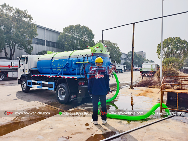 8,000 Liters Sewer Truck Sucting Water Test