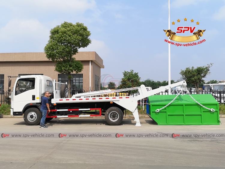 HOWO 5 CBM Swing Arm Garbage Truck - Garbage Container Loading Ground
