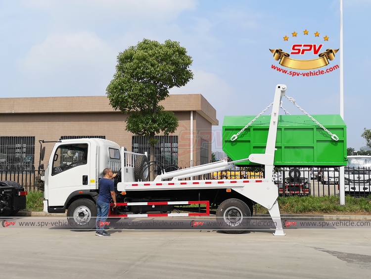 HOWO 5 CBM Swing Arm Trash Truck - Loading Container