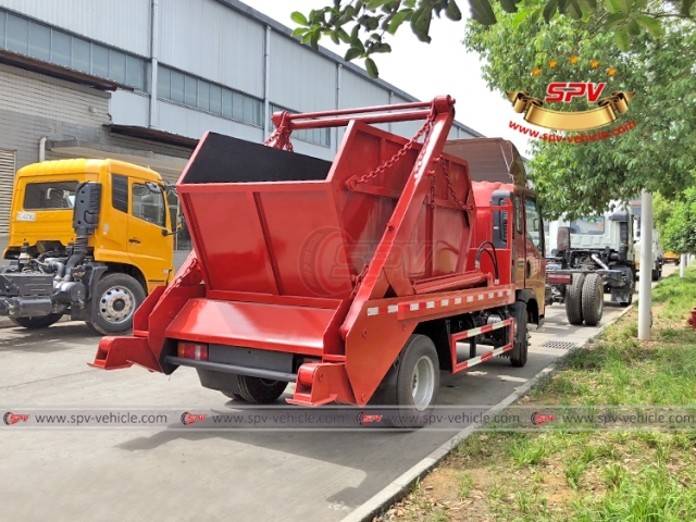 HOWO 6 CBM Swing Arm Trash Truck