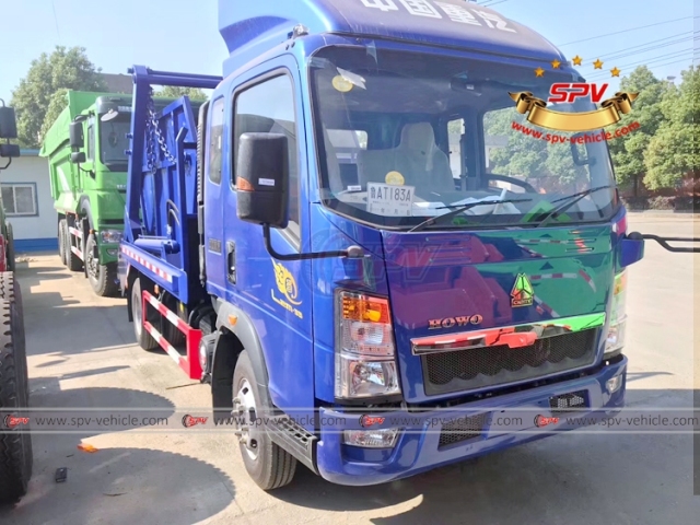 HOWO 6 CBM Swing Arm Trash Truck