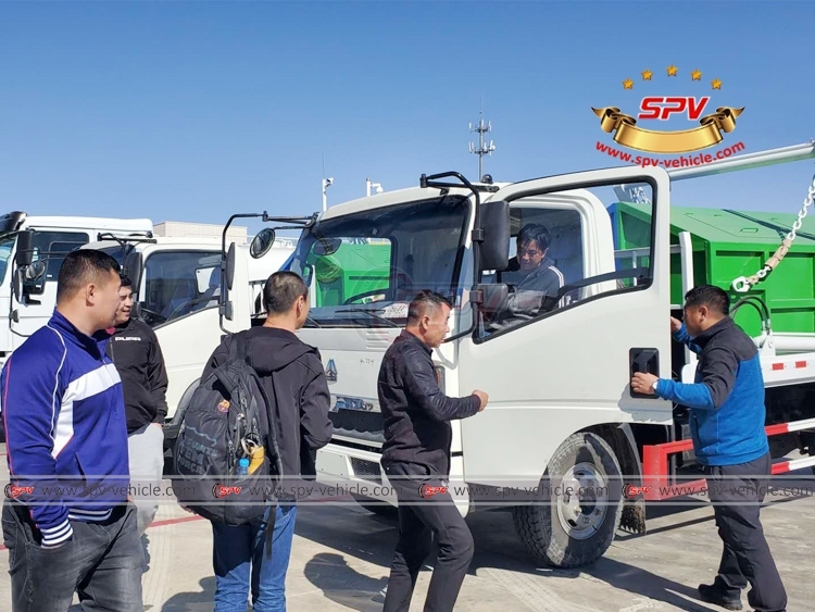 HOWO 5 CBM Skip Loader Garbage Truck