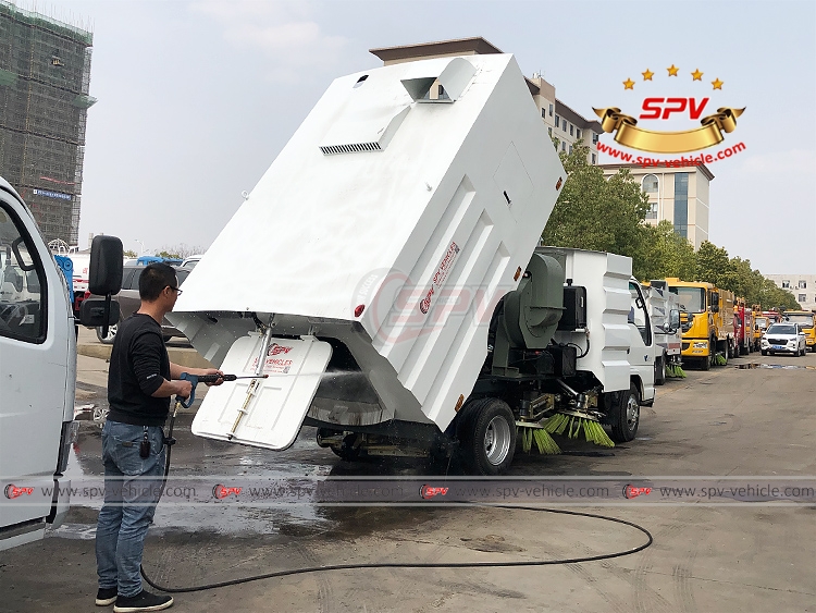 To Honduras - road sweeper truck ISUZU - Equipped with high pressure gun to clean waste tank